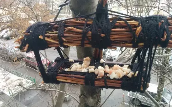 Как сделать кормушку на пластиковое окно
