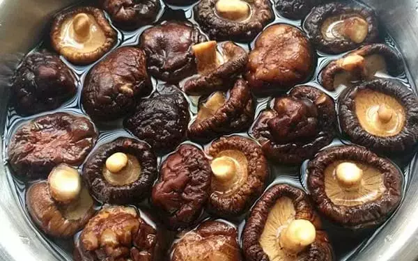 Можно ли замачивать грибы на ночь