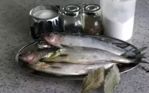 Сколько солить селедку сухим посолом