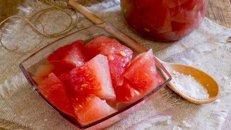 Засолка арбузов кусочками в ведре на зиму — изображение 53