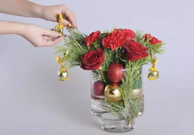 Новогодние букеты в корзине — изображение 25